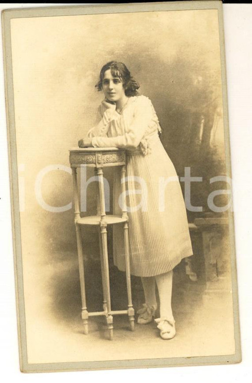 1900 ca MARSEILLE Ritratto di donna in abito bianco *Foto Gustave OUVIERE CDV