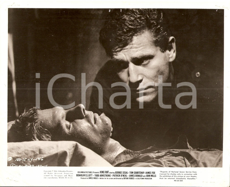 1965 KING RAT George SEGAL veglia sul corpo di James FOX *Foto di scena