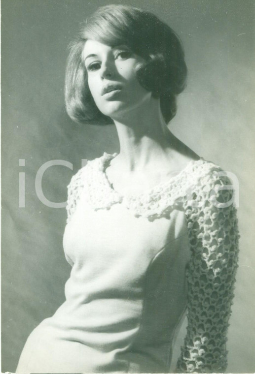 1965 ca PARIS MODA INVERNALE Modella con maglia traforata *Fotografia