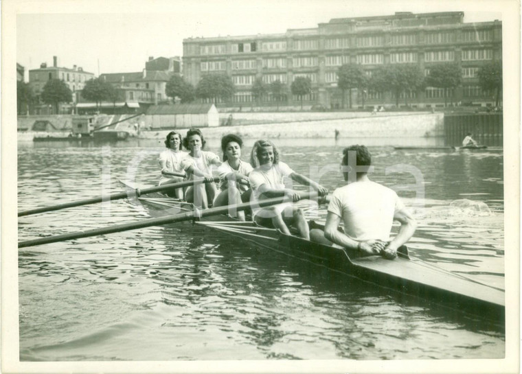 1940 ca PARIS (F) Allenamenti di canottaggio femminile *Fotografia