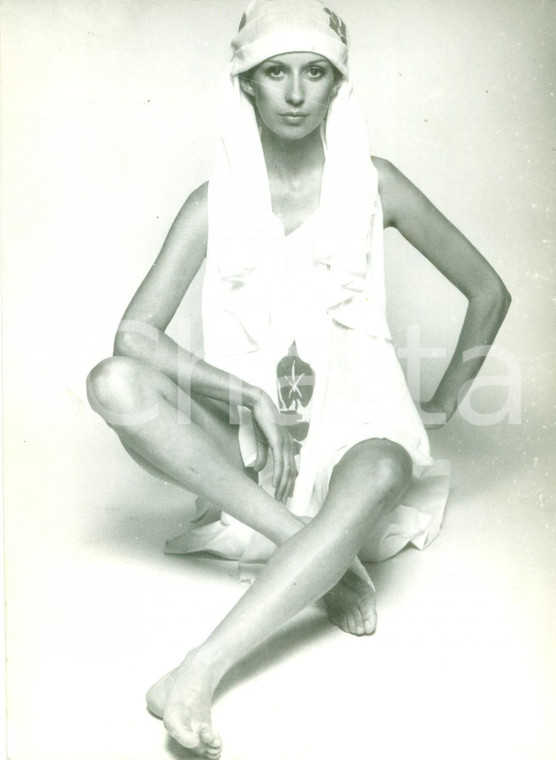1960 ca PARIS MODA Modella Christine MORMIER posa con asciugamani *Fotografia