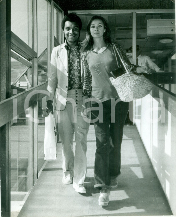 1971 LONDON Kenny LYNCH Samantha BOND all'aeroporto di HEATHROW *Fotografia