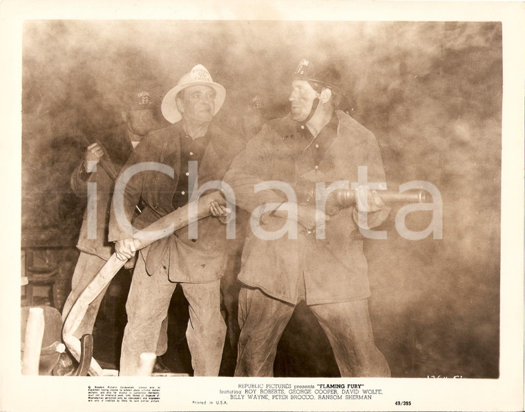 1949 FLAMING FURY Pompieri con lancia spengono incendio - Foto di scena