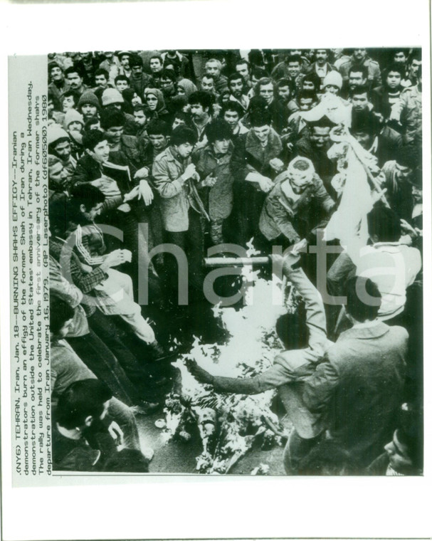 1979 TEHRAN (IRAN) Dimostranti bruciano effigie Shah Reza PAHLAVI *Fotografia