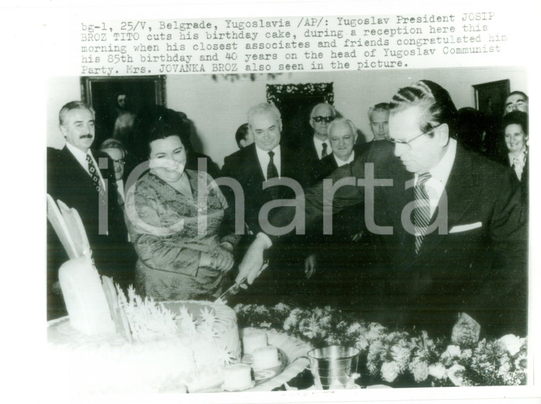 1977 BELGRADO (JUGOSLAVIA) Josip BROZ TITO taglia torta di compleanno Fotografia