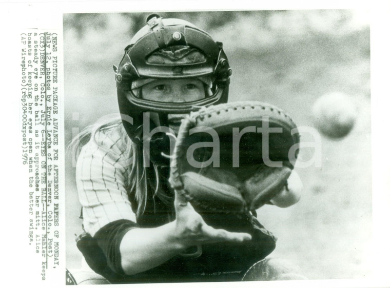 1976 DENVER (USA) BASEBALL Alice MAHLER tiene gli occhi sulla palla *Foto