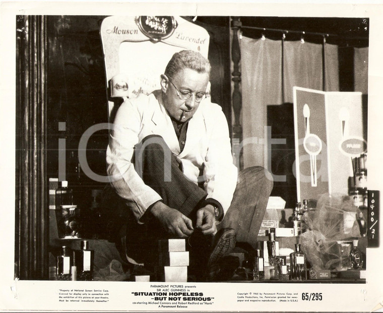1965 SITUATION HOPELESS BUT NOT SERIOUS Alec GUINNESS si allaccia scarpe *Foto