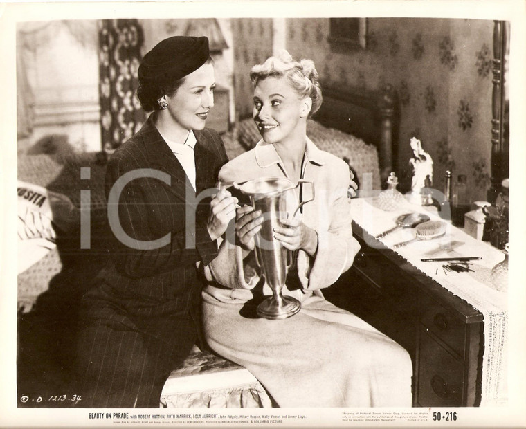 1950 BEAUTY ON PARADE Lola ALBRIGHT Ruth WARRICK stringono coppa *Foto 25x20 cm