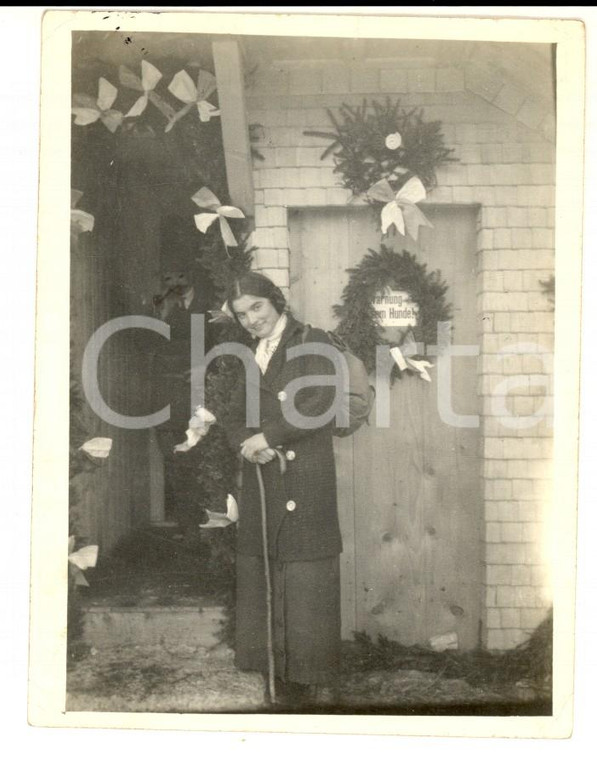 1920 ca FRANCE Giovane donna sotto un portone fiorito *Foto VINTAGE 8x11 cm