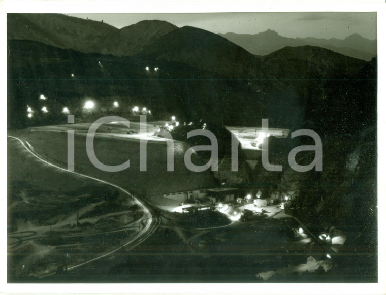 1960 ca FRANCE Costruzione di una centrale idroelettrica Foto artistica notturna