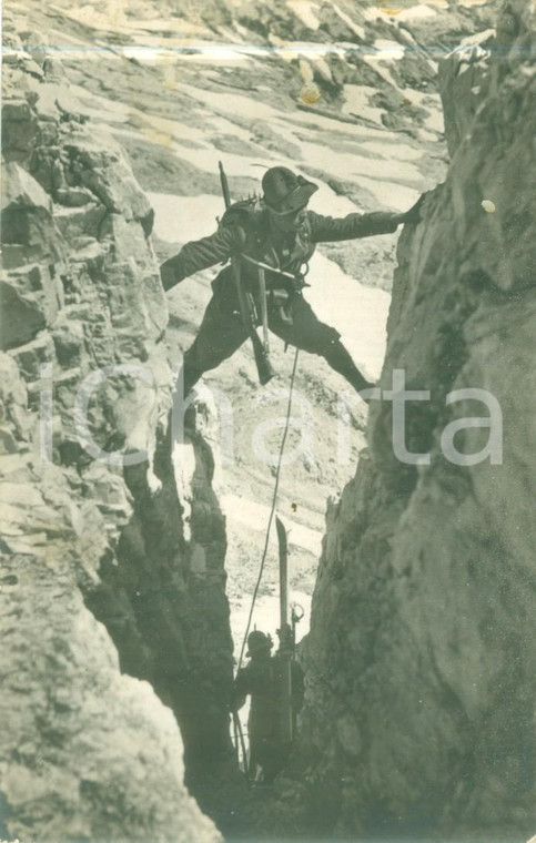 1941 ALPINI Alpino si arrampica su una parete rocciosa *Cartolina FP VG