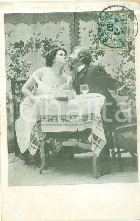 1907 PARIS Due innamorati si baciano al bar nel séparé Cartolina FG VG