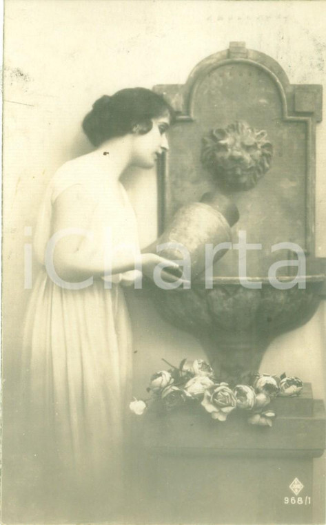 1921 COSTUMI Giovane donna riempie d'acqua una brocca Cartolina FP VG