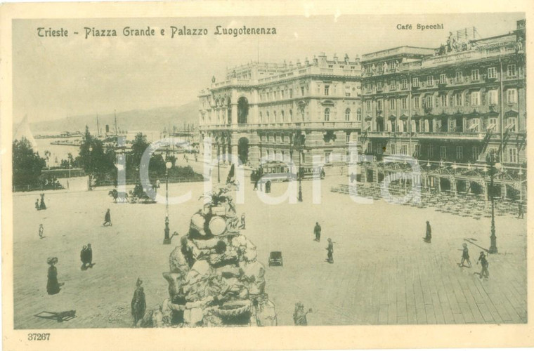 1919 TRIESTE Piazza Grande Palazzo Luogotenenza Cafè SPECCHI *Cartolina FP VG