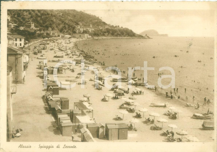 1941 ALASSIO (SV) Ombrelloni sulla spiaggia di Levante *Cartolina FG VG