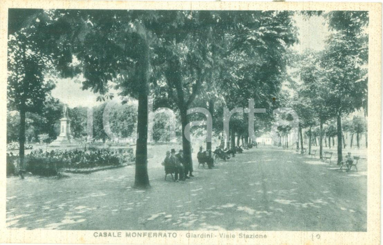 1941 CASALE MONFERRATO (AL) Anziani ai giardini della stazione *Cartolina FP NV