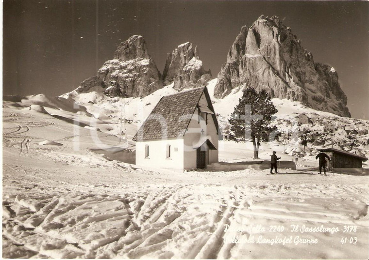 1960 ca PASSO SELLA (BZ) Sciatori visitano chiesetta e SASSOLUNGO *Cartolina FG