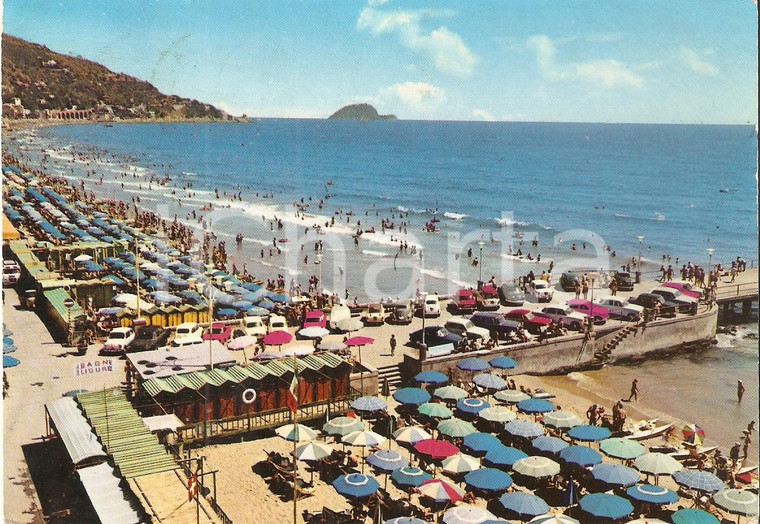 1965 ca ALASSIO (SV) Folla di bagnanti ai BAGNI LIGURE *Cartolina FG VG
