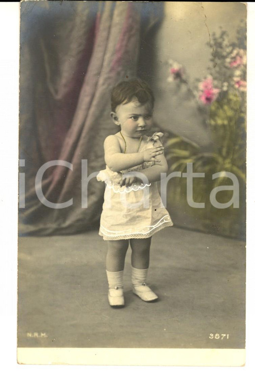 1905 COSTUMI Bambina imbronciata in abito bianco *Cartolina VINTAGE N.R.M. 3871