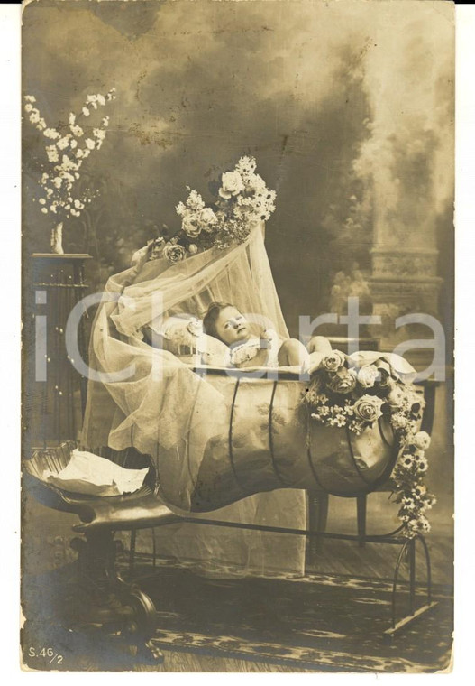 1911 COSTUMI Bambina di pochi mesi in una culla di rose *Cartolina VINTAGE FP VG