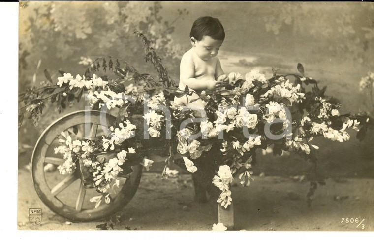 1909 COSTUMI Bambino in un carretto di rose *Cartolina postale VINTAGE FP VG