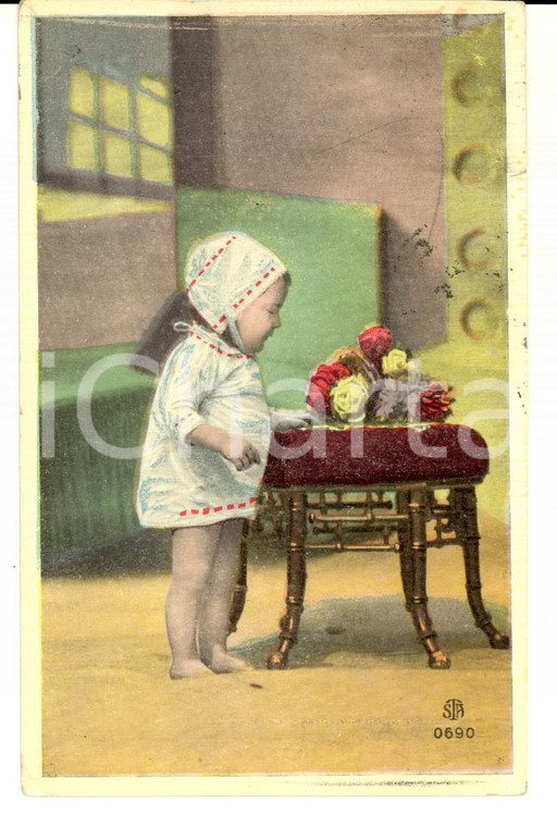 1918 COSTUMI Bambino con un bouquet di fiori *Cartolina postale VINTAGE FP VG