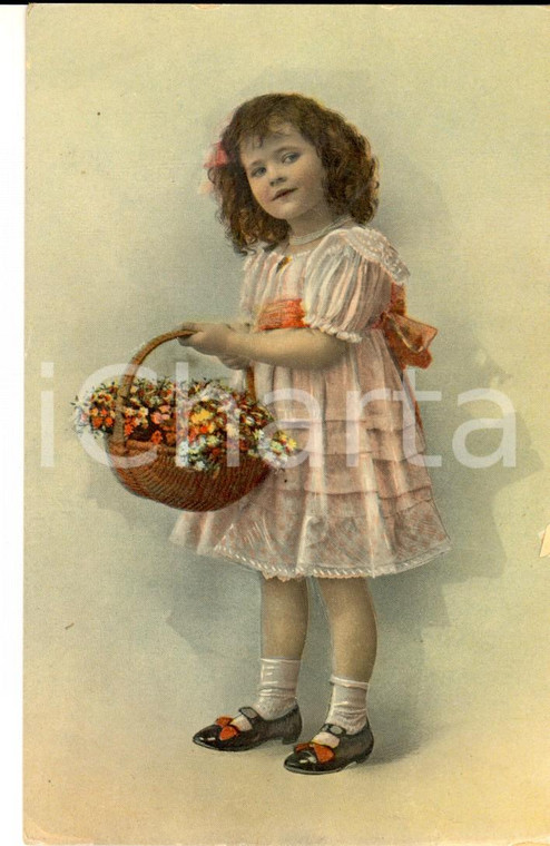 1913 COSTUMI Bambina regge cestino di fiori *Cartolina postale VINTAGE FP VG
