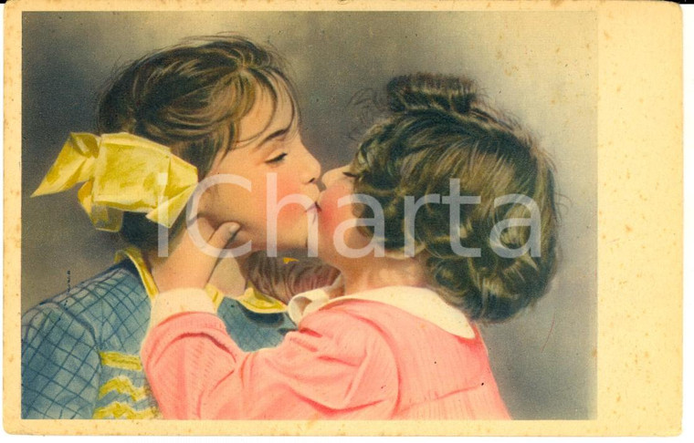 1940 ca BAMBINI Un bacio tra piccole amiche *Cartolina postale VINTAGE FP NV