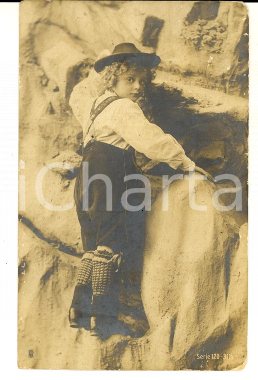1905 ca BAMBINI Un piccolo scalatore *Cartolina postale VINTAGE FP VG