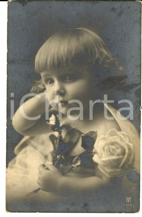 1910 ca COSTUMI Ritratto di bambina con una rosa bianca *Cartolina VINTAGE FP VG