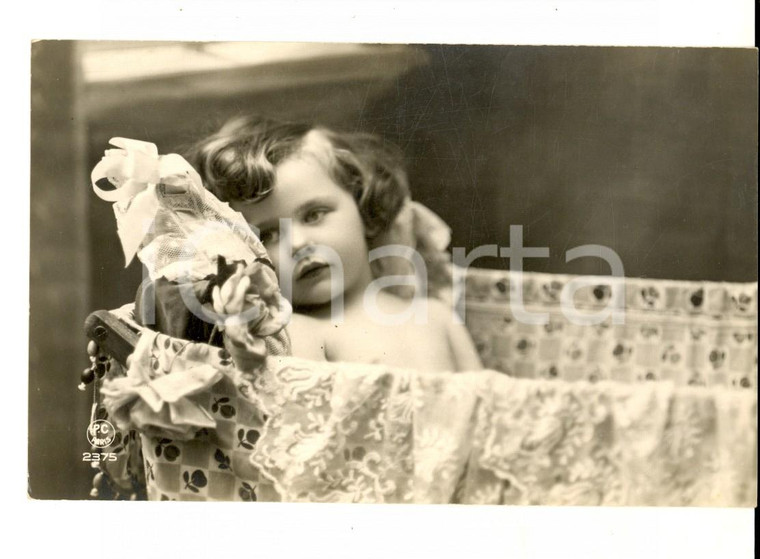 1920 ca COSTUMI Bambina nel suo romantico lettino *Cartolina postale VINTAGE FP