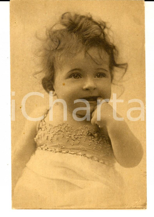 1930 ca INFANZIA Ritratto di bambina con il dito in bocca *Cartolina VINTAGE FP