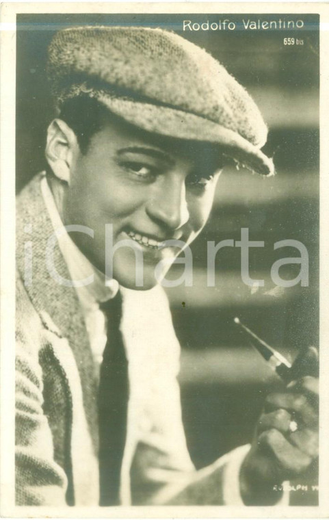 1925 ca CINEMA Attore Rodolfo VALENTINO fuma la pipa *Cartolina FP NV