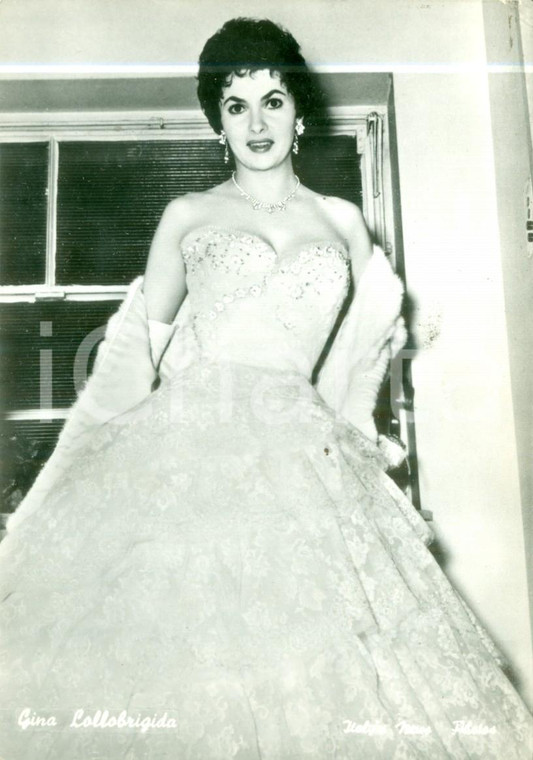 1955 ca CINEMA Attrice Gina LOLLOBRIGIDA in abito di gala *Cartolina FG NV
