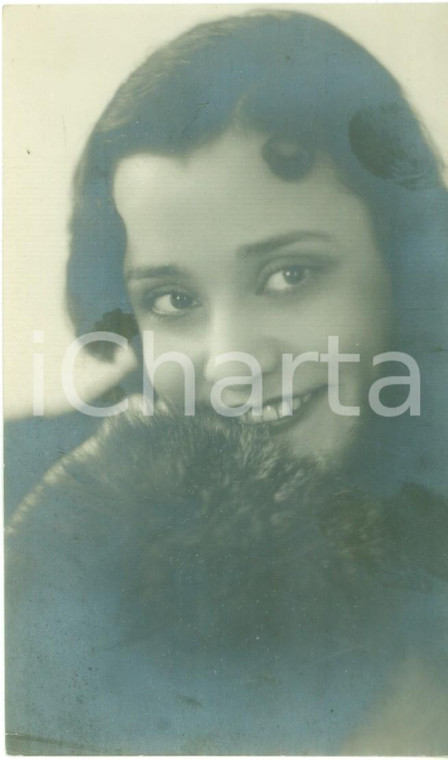 1920 ca CINEMA Giovane attrice con collo di pelliccia *Fotografia