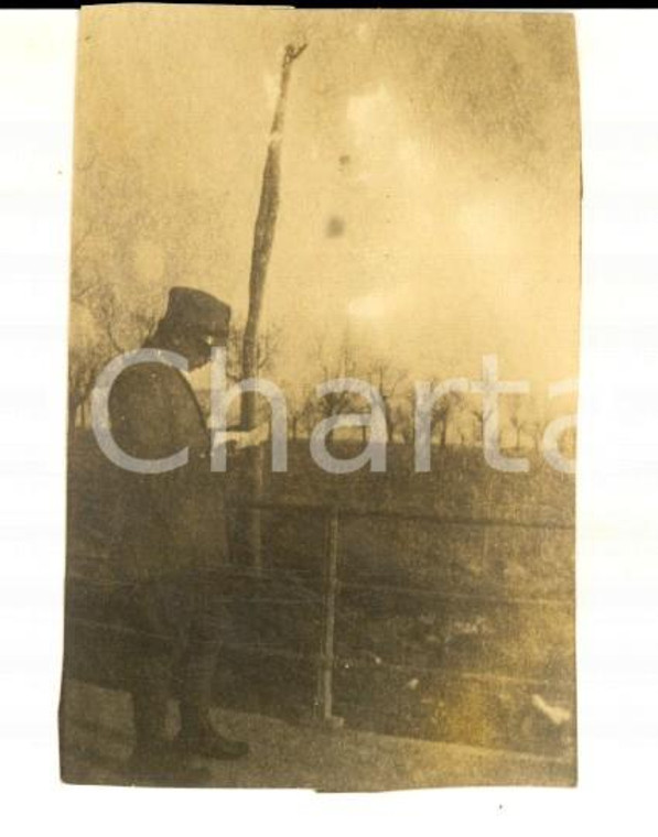 1915 ca WW1 ZONA DI GUERRA Ufficiale di fanteria legge un dispaccio *Foto 5x6