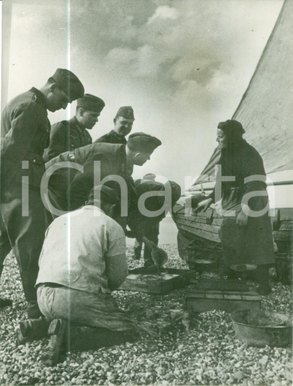 1941 CANALE DELLA MANICA WW2 Soldati tedeschi comprano pesce dai pescatori *Foto