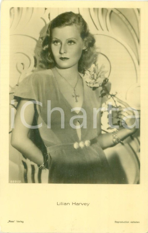 1930 ca CINEMA Attrice Lilian HARVEY in posa con fiore *Cartolina FP NV