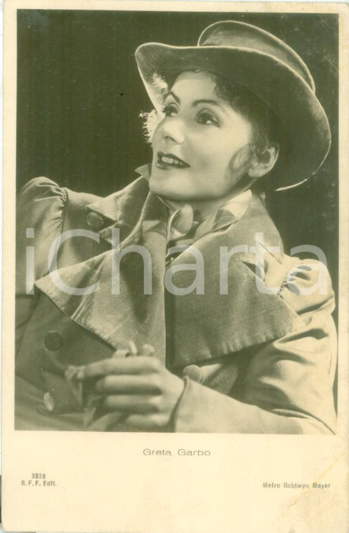 1938 CINEMA Attrice Greta GARBO in trench e cappello *Cartolina FP NV