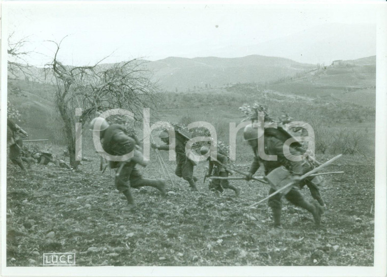 1940 ca FRONTE GRECO ALBANESE WW2 Truppe avanzano durante un'azione *Fotografia