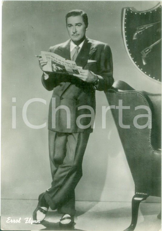 1940 ca CINEMA Attore Errol FLYNN legge il giornale *Cartolina FG NV