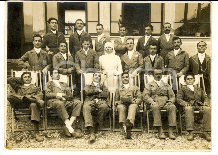 1920 MILANO Convalescenti e infermiera nel cortile di un ospedale *Foto AGEMIAN