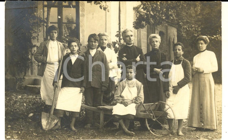 1910 ca LOMBARDIA Famiglia contadina con sacerdote *Foto cartolina VINTAGE FP