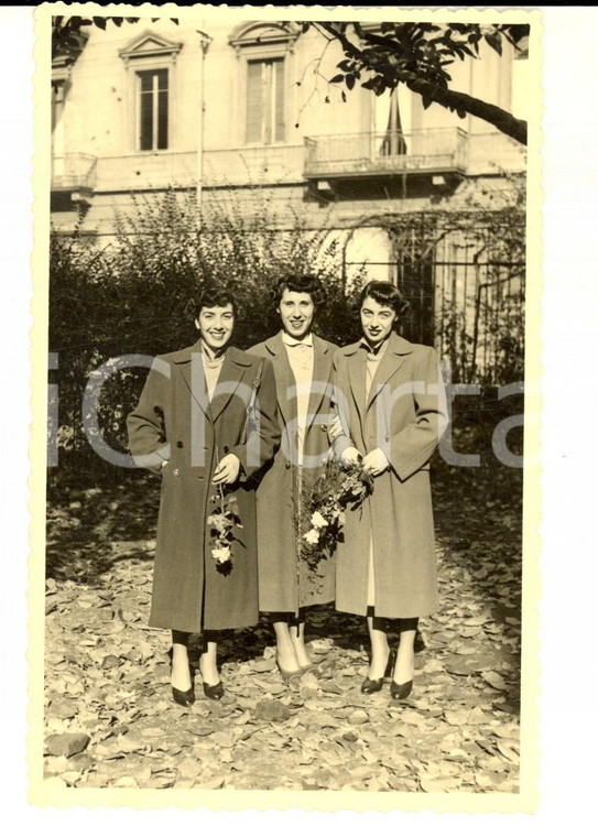 1960 ca MILANO (?) Ritratto di tre sorelle al parco *Foto cartolina VINTAGE