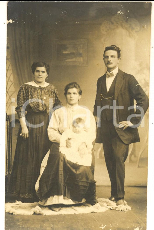 1910 ca TRIESTE Ritratto di famiglia con neonato *Foto cartolina DAQUERRE FP