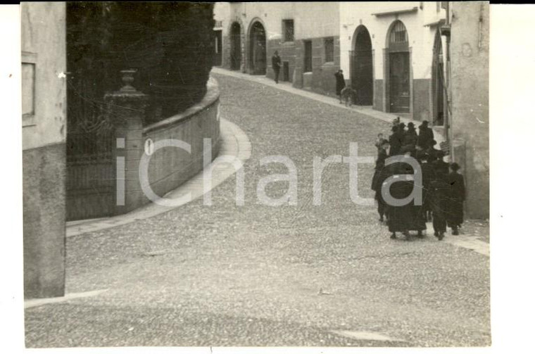 1951 BERGAMO ALTA Gruppo di seminaristi a passeggio *Foto artistica 9x6 cm
