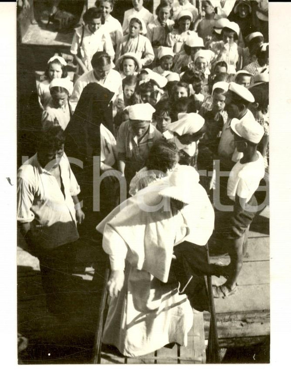 1952 COMACCHIO (FE) Bambini in colonia salgono su una barca *Foto ARTISTICA 8x10