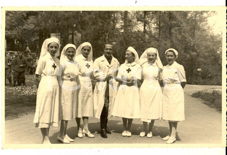 1945 ca BOLOGNA CROCE ROSSA Ufficiale medico con crocerossine *Foto 11x8 cm