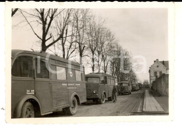 1945 ca WWII ZONA DI GUERRA Colonna di autoambulanze REGIO ESERCITO *Foto 8x6