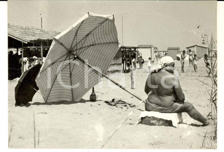 1954 VENEZIA Bagnante in spiaggia con fiasco di vino *Foto ARTISTICA 15x10 cm
